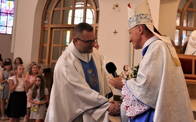 Biskup Marek Solarczyk wręczył dekret ks. Mariuszowi Chamerskiemu podczas Powakacyjnego Dnia Wspólnoty Ruchu Światło-Życie.