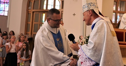Biskup Marek Solarczyk wręczył dekret ks. Mariuszowi Chamerskiemu podczas Powakacyjnego Dnia Wspólnoty Ruchu Światło-Życie.