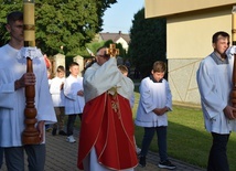 Relikwie św. Andrzeja Boboli w procesji do kościoła wniósł ksiądz proboszcz Stanisław Turek.