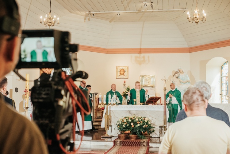 Dzięki transmisji TVP w Mszy św. można było duchowo uczestniczyć na całym świecie.