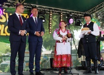 Chleb wypieczony z tegorocznego ziarna starostowie dożynek przekazali włodarzom gminy Jedlińsk – Łukasza Kurka i Kamila Dziewierza (pierwszy od lewej).