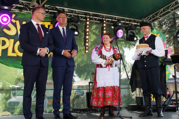 Chleb wypieczony z tegorocznego ziarna starostowie dożynek przekazali włodarzom gminy Jedlińsk – Łukasza Kurka i Kamila Dziewierza (pierwszy od lewej).