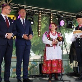 Chleb wypieczony z tegorocznego ziarna starostowie dożynek przekazali włodarzom gminy Jedlińsk – Łukasza Kurka i Kamila Dziewierza (pierwszy od lewej).