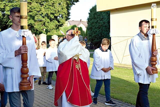 ▲	Relikwiarz w procesji wniósł do kościoła ksiądz proboszcz Stanisław Turek.