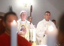 Ks. Marcin Mazur u boku biskupa seniora w czasie Mszy św. odpustowej.