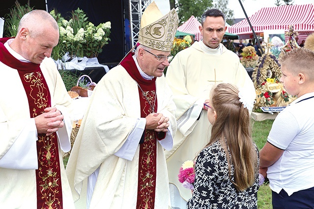 ▲	W procesji z darami przyniesiono płody ziemi: chleb i wino do sprawowania Eucharystii.