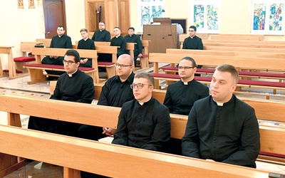 ▲	Seminarzyści przed ogłoszeniem skierowań do parafii.