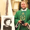►	Ksiądz Edward Mazgaj prezentuje odznaczenie przy portrecie parafianki.