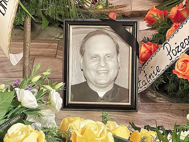 ▲	Pożegnalnym modlitwom towarzyszył uśmiech zmarłego kapłana.