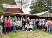 ▲	Pamiątkowe zdjęcie przed ołtarzem.