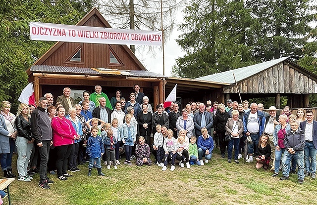 ▲	Pamiątkowe zdjęcie przed ołtarzem.