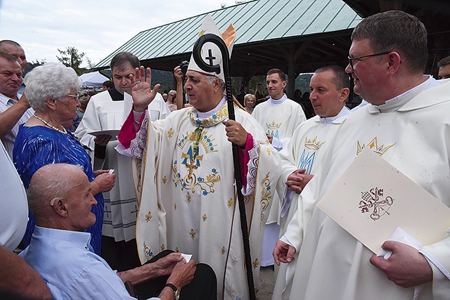 ▲	Nuncjusz apostolski w Polsce błogosławi uczestnikom liturgii.