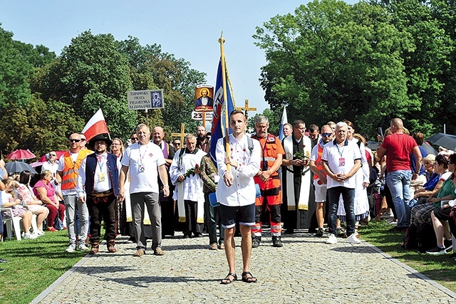 ►	Jako pierwsza do sanktuarium wchodziła grupa 23.