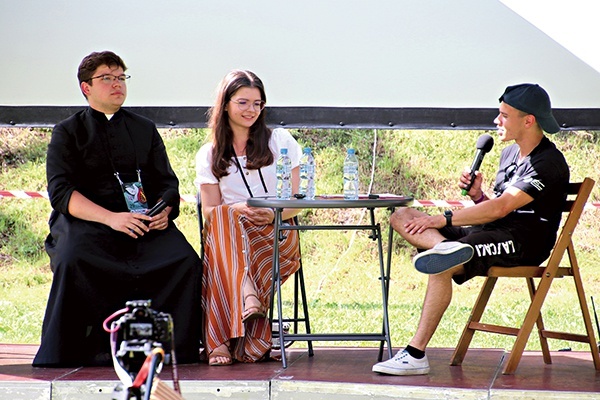 Ksiądz Bogdan Kołodziejski i jego siostra Monika opowiadali o relacjach między rodzeństwem.