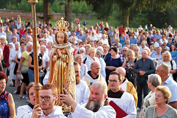 Największy odpust  w Skępem odbywa się na święto Matki Bożej Siewnej.