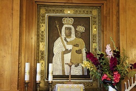 W głównym ołtarzu obraz Matki Bożej z Dzieciątkiem z XVII w.