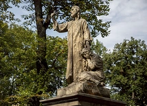 ▲	Pomnik od 120 lat podnosi na duchu mieszkańców Warszawy. Odnowionemu posągowi zostanie przywrócone pierwotne ułożenie dłoni.