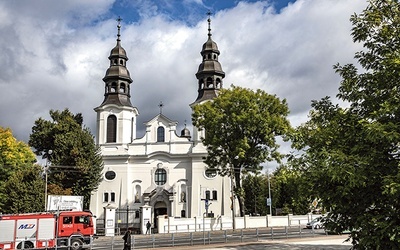 ▲	W pamiętającym początki nadsrebrzańskiego grodu sanktuarium świętowane są obchody rocznic patriotycznych  czy związanych z historią miasta.