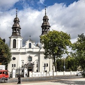 ▲	W pamiętającym początki nadsrebrzańskiego grodu sanktuarium świętowane są obchody rocznic patriotycznych  czy związanych z historią miasta.