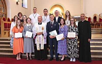 Z oazowiczami, którzy przyjęli krzyże animatorskie, bp Marek Solarczyk, ks. Krzysztof Dukielski i s. Małgorzata Kobylarz.