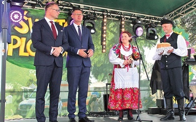 Wypiek z tegorocznego ziarna starostowie dożynek przekazali włodarzom gminy Jedlińsk – Łukaszowi Kurkowi i Kamilowi Dziewierzowi (pierwszy od lewej).