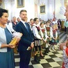 Delegacja władz powiatu w procesji z darami.