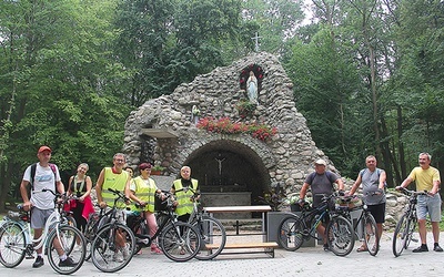 ▼	Pątnicy przed bińczowską grotą Matki Bożej z Lourdes.