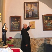 Ksiądz Bogusław Konopka przy obrazie i relikwiach Anieli.