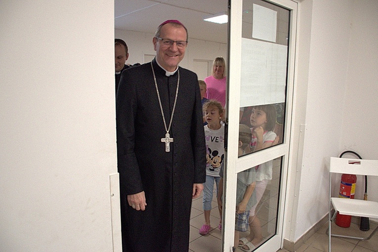 Mali Ukraińcy ze szkolnymi wyprawkami do Caritas AG