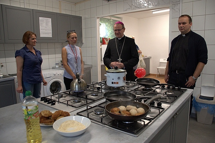 Mali Ukraińcy ze szkolnymi wyprawkami do Caritas AG