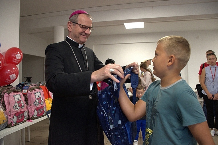 Mali Ukraińcy ze szkolnymi wyprawkami do Caritas AG