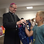 Gdańska Caritas rozdała szkolne wyprawki dla uczniów
