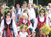 Na czele pielgrzymki nie zabrakło pątniczek  i pątników w regionalnych strojach...