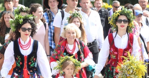 Na czele pielgrzymki nie zabrakło pątniczek  i pątników w regionalnych strojach...