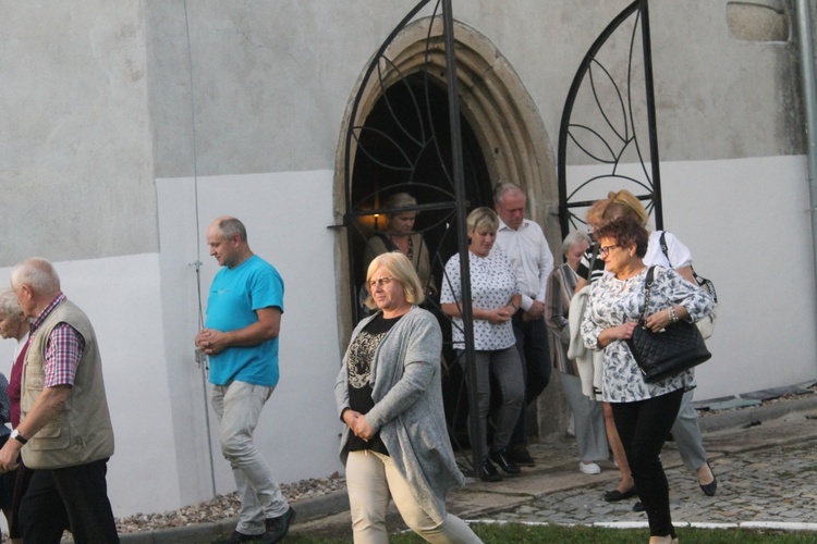 Odpust i wnętrze kościoła w Starej Kamienicy 