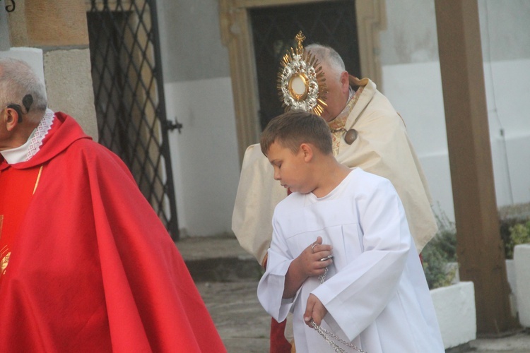 Odpust i wnętrze kościoła w Starej Kamienicy 