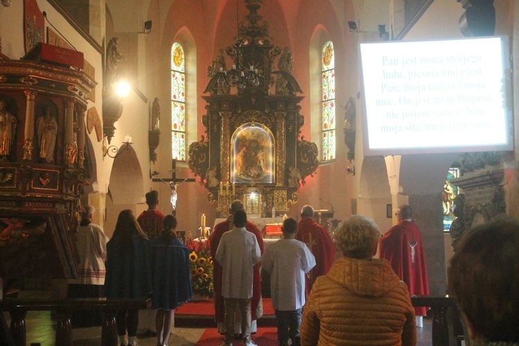 Odpust i wnętrze kościoła w Starej Kamienicy 