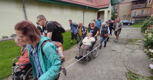 Legnica. Pieszo i na wózkach inwalidzkich