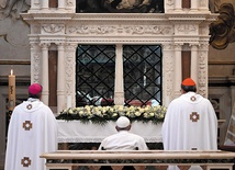 W L’Aquili Franciszek modlił się przy grobie papieża Celestyna V.