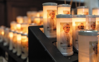 Ponad 140 pielgrzymów zapala codziennie świecę, prosząc w ten sposób papieża Lucianiego o wstawiennictwo.