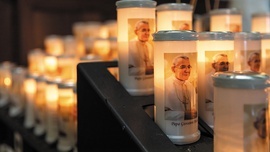 Ponad 140 pielgrzymów zapala codziennie świecę, prosząc w ten sposób papieża Lucianiego o wstawiennictwo.