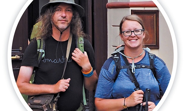 Darwina i Jacek wiedzą już,  że plecaki nie mogą być zbyt ciężkie.