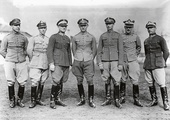 Od lewej: rtm. Adam Królikiewicz, por. Władysław Zgorzelski, rtm. Henryk Dobrzański „Hubal”, ppłk Karol Rómmel, rtm. Zdzisław Dziadulski, por. Kazimierz Szosland, rtm. Edmund Chojecki. Królikiewicz, Rómmel i Szosland to medaliści olimpijscy.