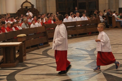 Katowice. Ministranci w katedrze