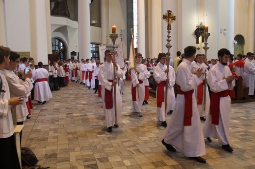 Katowice. Ministranci w katedrze