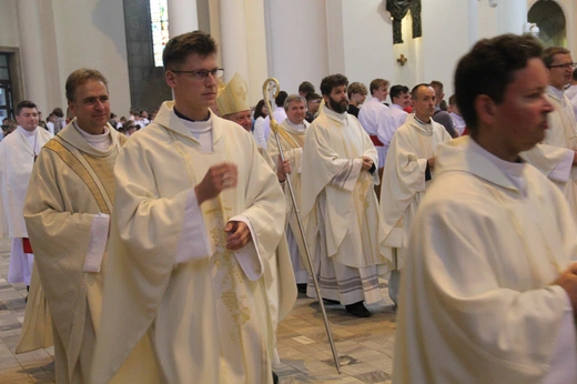 Katowice. Ministranci w katedrze