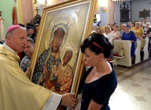 Pamiątką jubileuszu będzie obraz MB Częstochowskiej namalowany przez artystkę Zuzannę Gajos (z prawej), a poświęcony przez ordynariusza.