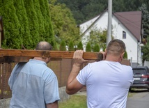 Trzeźwiejący potrzebują pomocy innych osób, żeby mogli nieść swój krzyż.