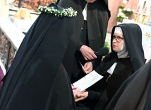Siostra Rafaela przyjmująca przyrzeczenia profeski wieczystej.