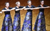 Dziewczęta, wzorem chórów azjatyckich, łączą śpiew z gestami i tańcem.